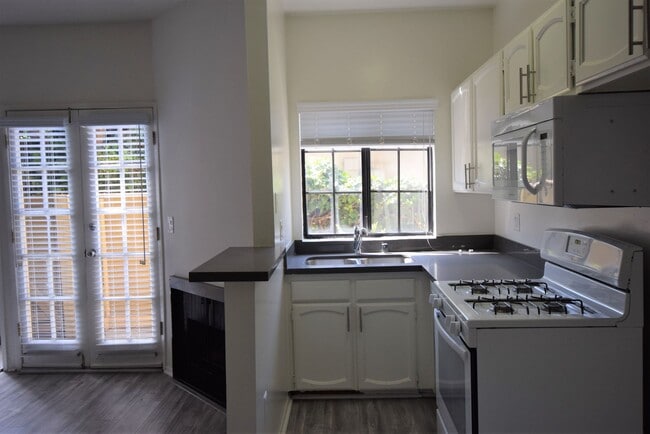 5744 Colfax Ave, Unit 03 in Los Angeles, CA - Building Photo - Building Photo