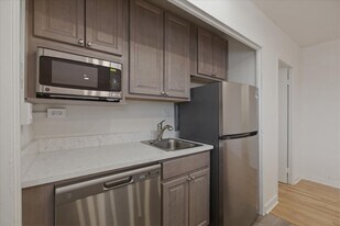 5630 N Sheridan Rd, Unit S1109 in Chicago, IL - Building Photo