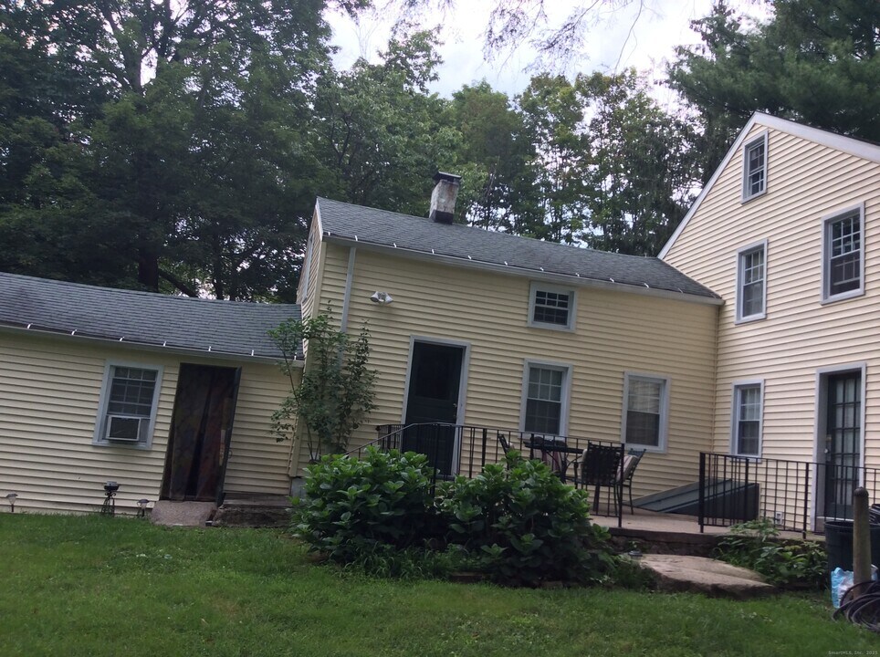 1187 Mt Carmel Ave in North Haven, CT - Building Photo