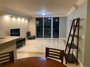 1155 Brickell Bay Dr, Unit 3303 in Miami, FL - Building Photo - Building Photo