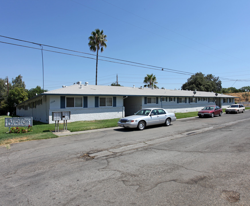 Burton Court Apartments in Marysville, CA - Building Photo