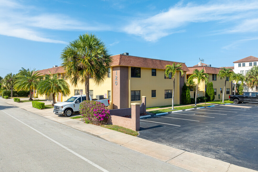 Towne Garden Villas in Lake Worth, FL - Building Photo