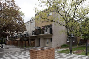 5877 Bathurst St in Toronto, ON - Building Photo