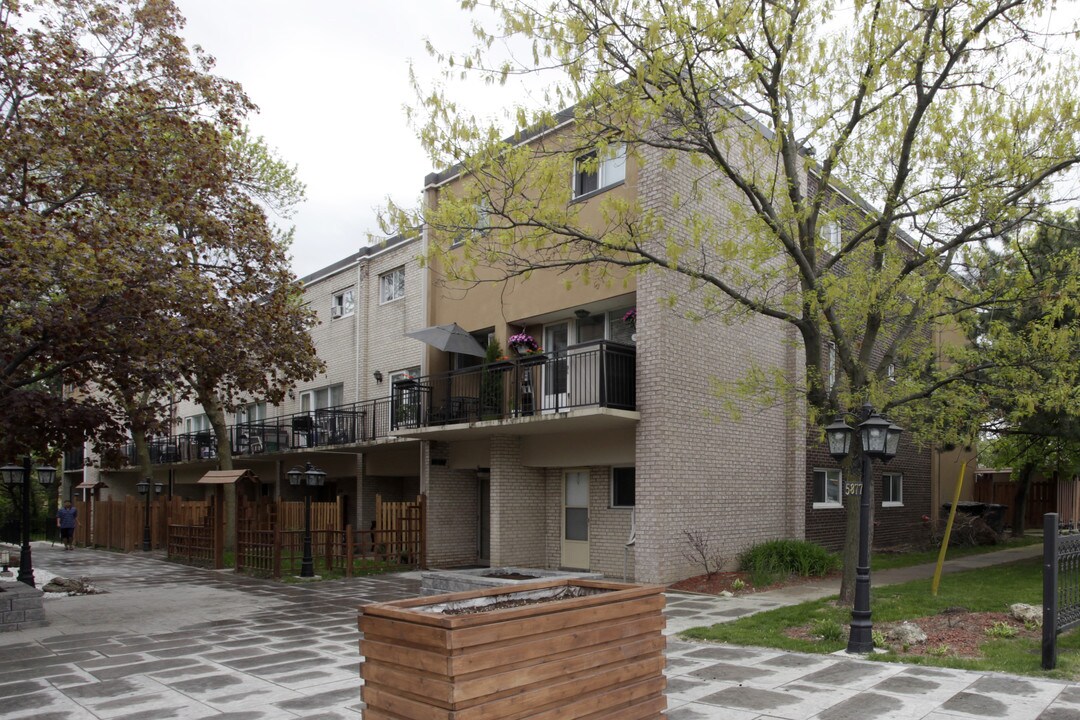 5877 Bathurst St in Toronto, ON - Building Photo