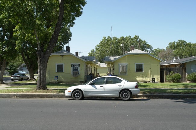 1002 W 22nd St in Merced, CA - Foto de edificio - Building Photo