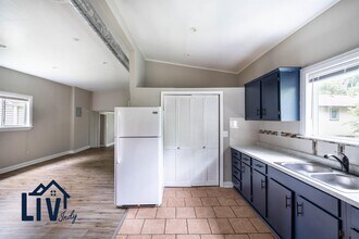 1050 Janet Dr in Greenwood, IN - Building Photo - Building Photo