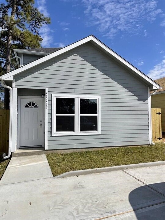 16682 E Forrestal St in Montgomery, TX - Building Photo