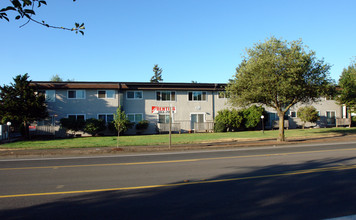 The Pines Apartments in Salem, OR - Building Photo - Building Photo