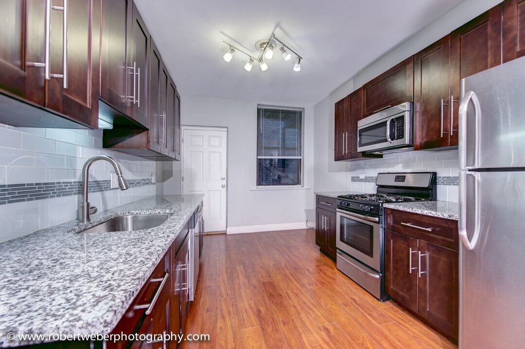 1211 W Catalpa Ave in Chicago, IL - Building Photo