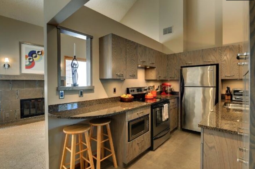 3004 Lake Shore Dr in Minneapolis, MN - Building Photo