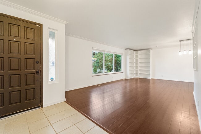 17729 Spruce Way in Lynnwood, WA - Building Photo - Building Photo
