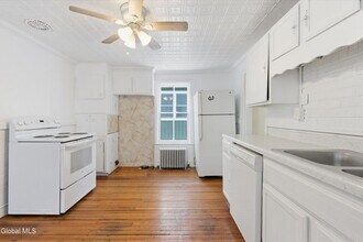 106 Lawrence St in Saratoga Springs, NY - Building Photo - Building Photo