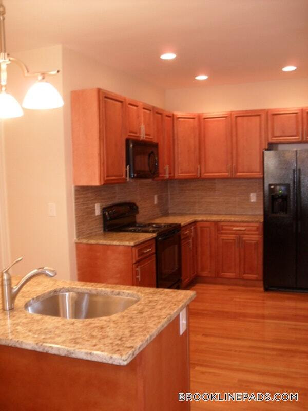 184 St Paul St in Brookline, MA - Foto de edificio - Building Photo