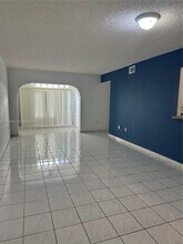 10245 NW 9th St Cir in Miami, FL - Building Photo - Building Photo