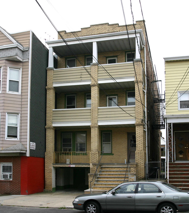 40 W 17th St in Bayonne, NJ - Foto de edificio