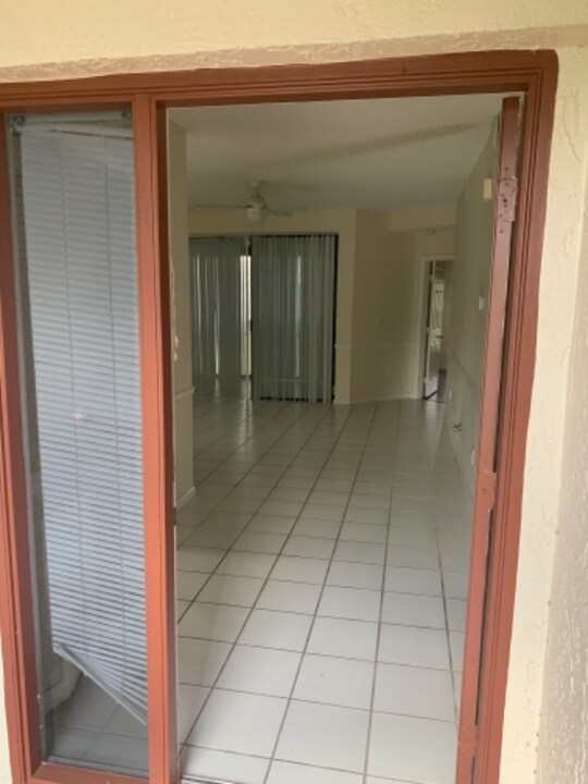 8073 Aberdeen Dr in Boynton Beach, FL - Building Photo