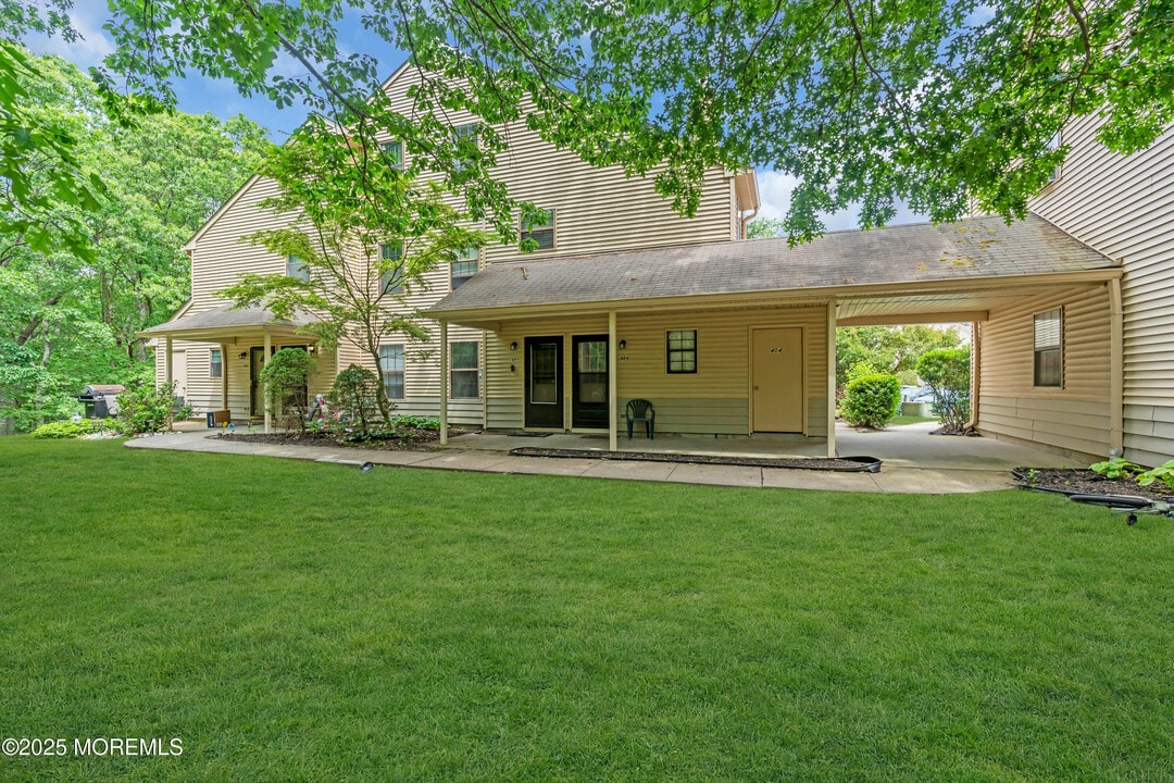 403 Sage Ct in Jackson Township, NJ - Foto de edificio