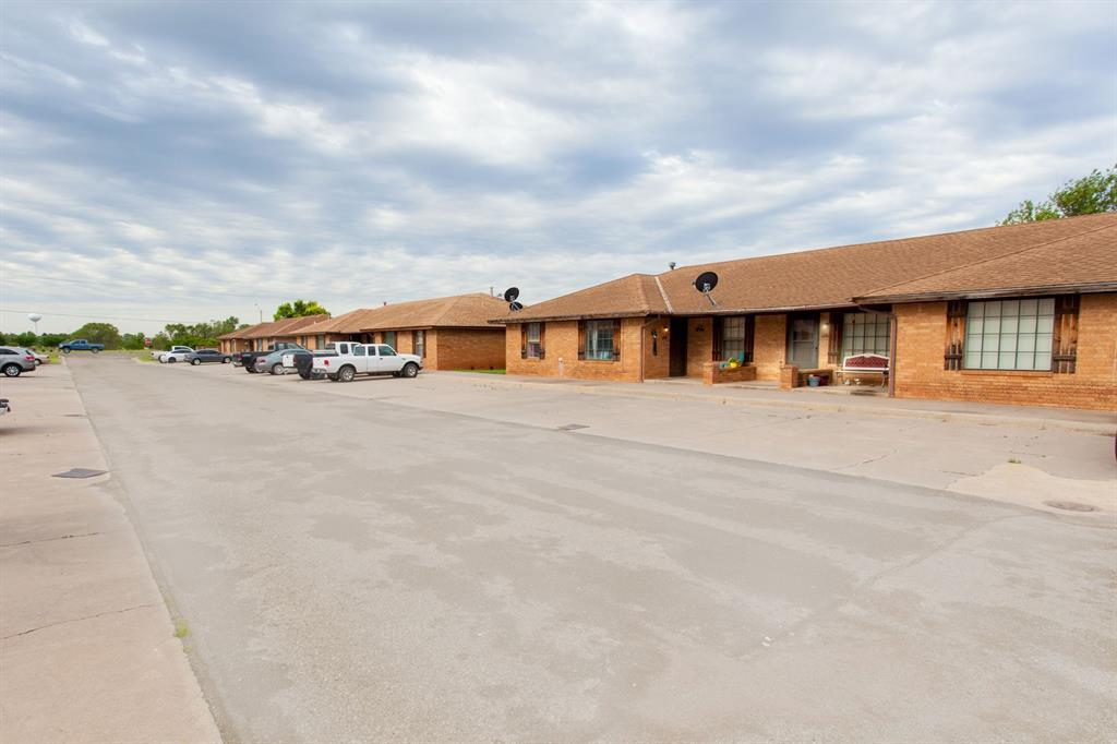 112 Berry Dr in Clinton, OK - Building Photo