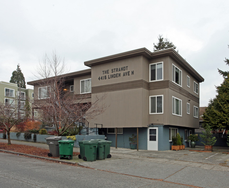 Strandt Apt in Seattle, WA - Building Photo