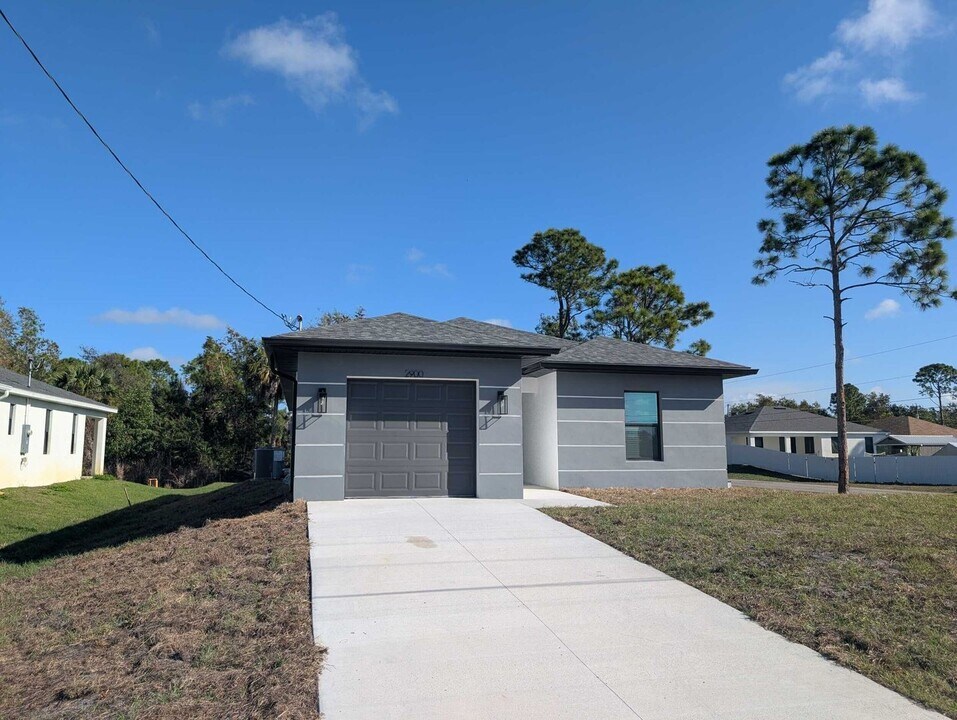 2900 11th St W in Lehigh Acres, FL - Building Photo
