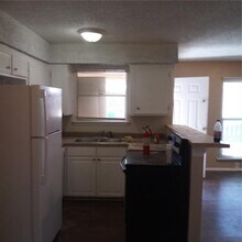 210 N Vandeveer St in Burnet, TX - Building Photo - Building Photo