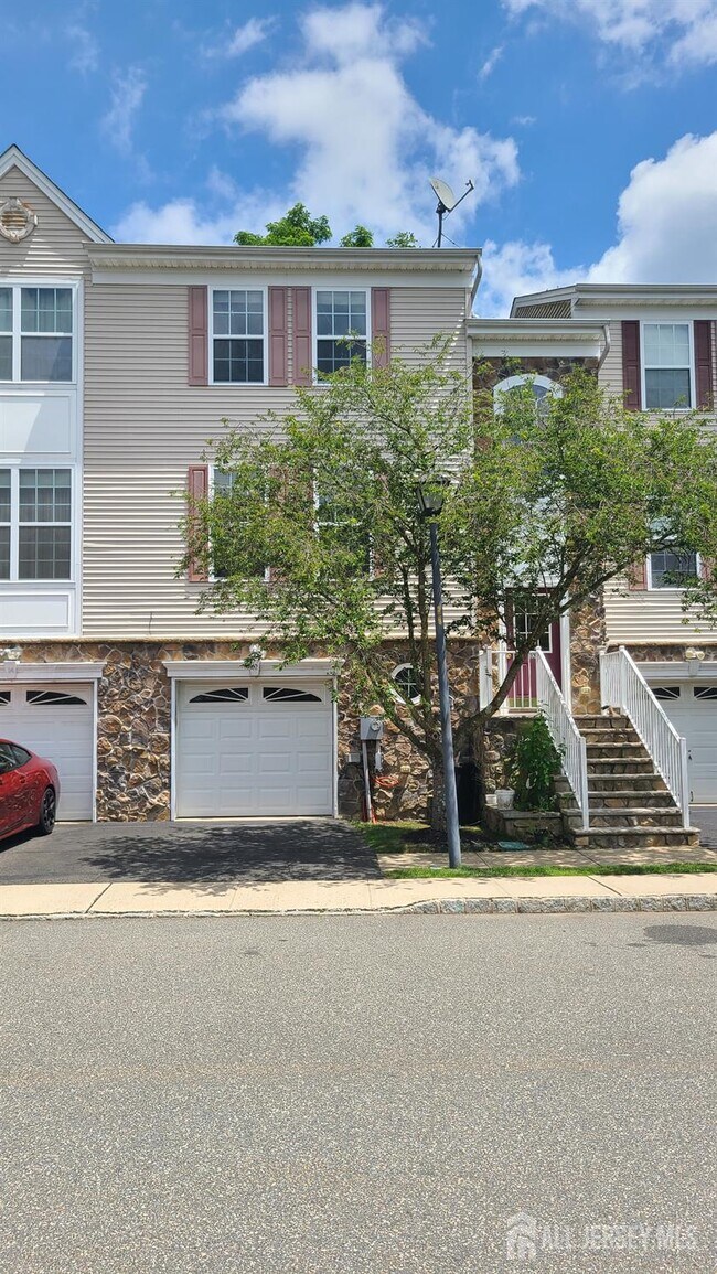 32 Russell Ct in Matawan, NJ - Building Photo - Building Photo