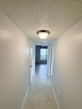 9481 Highland Oak Dr in Tampa, FL - Building Photo - Building Photo