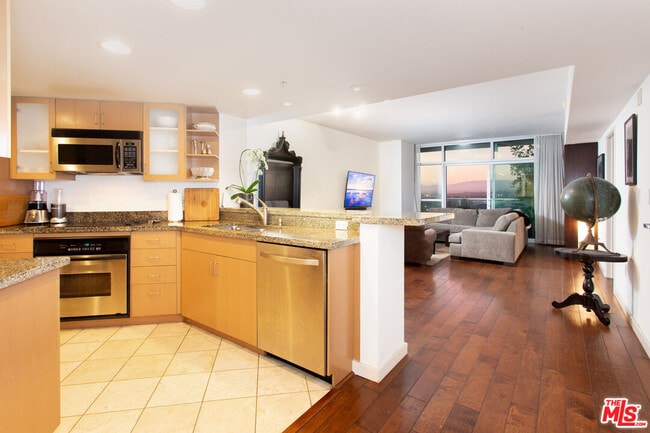 property at 13700 Marina Pointe Dr