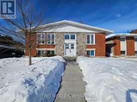 205 Lavergne St in Ottawa, ON - Building Photo