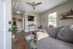 2501 W North B St in Tampa, FL - Building Photo