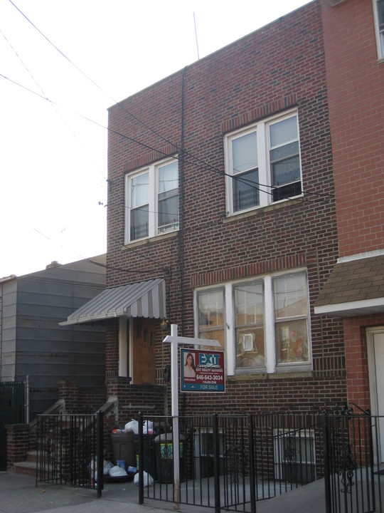 104-66 46th Ave in Flushing, NY - Building Photo