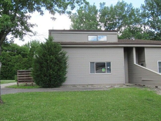 902 Hartwell Dr in Savoy, IL - Building Photo - Building Photo