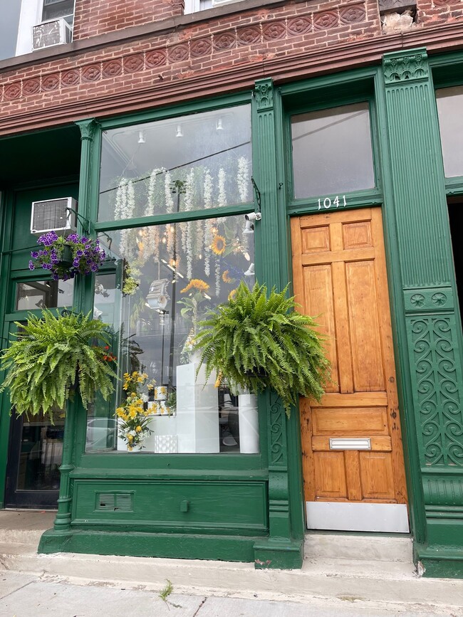 1041 W Grand Ave in Chicago, IL - Building Photo - Building Photo