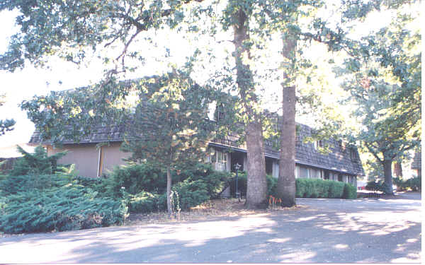 Oak Villa Apartments in Portland, OR - Building Photo