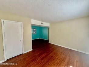 7118 Pellias Rd in Jacksonville, FL - Building Photo - Building Photo