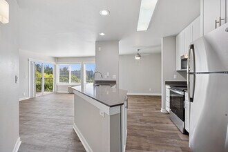 Sunset Summit Apartments in Portland, OR - Foto de edificio - Building Photo