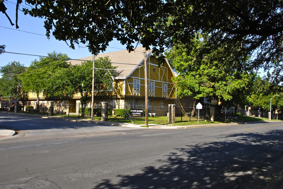 Stone Manor Apartments in Dallas, TX - Building Photo