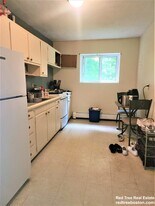 35 Westgate Rd, Unit 3 in Boston College, MA - Building Photo