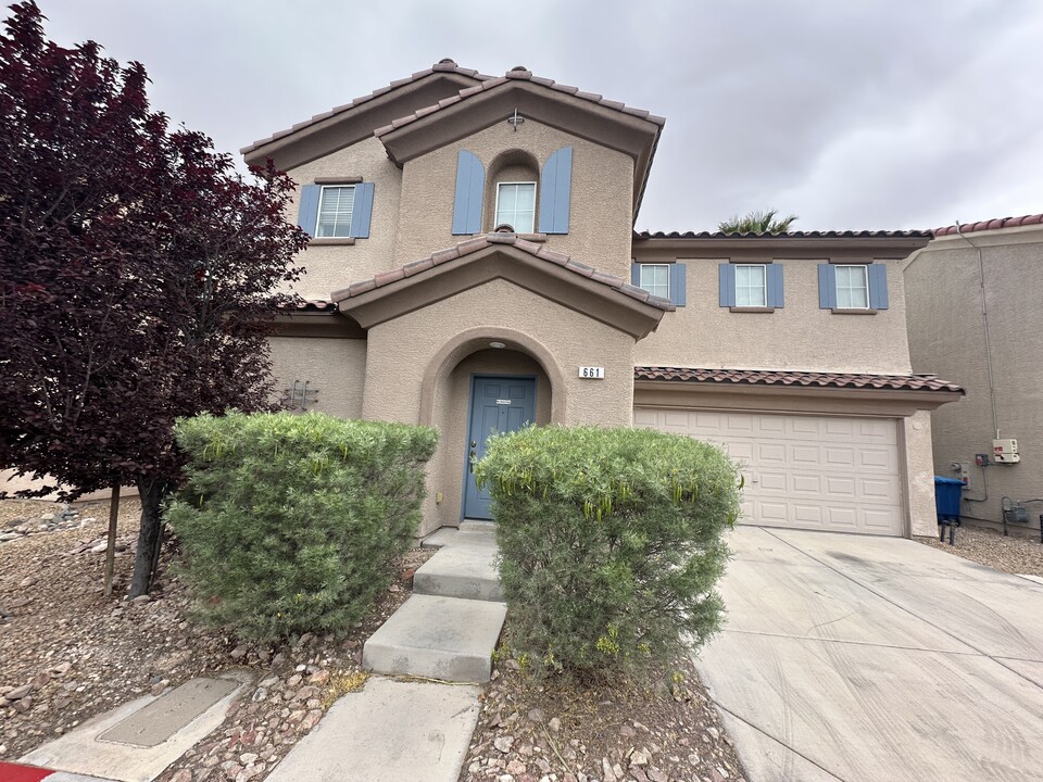 661 Stonehenge Walk Ave in Las Vegas, NV - Foto de edificio