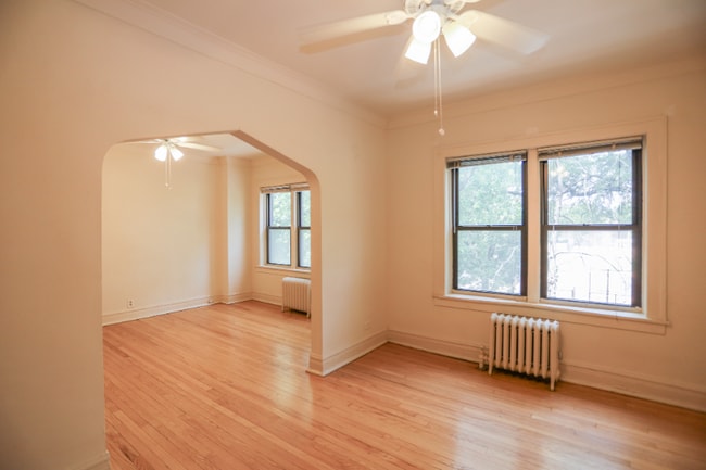 2039 W Wellington Ave in Chicago, IL - Foto de edificio - Building Photo