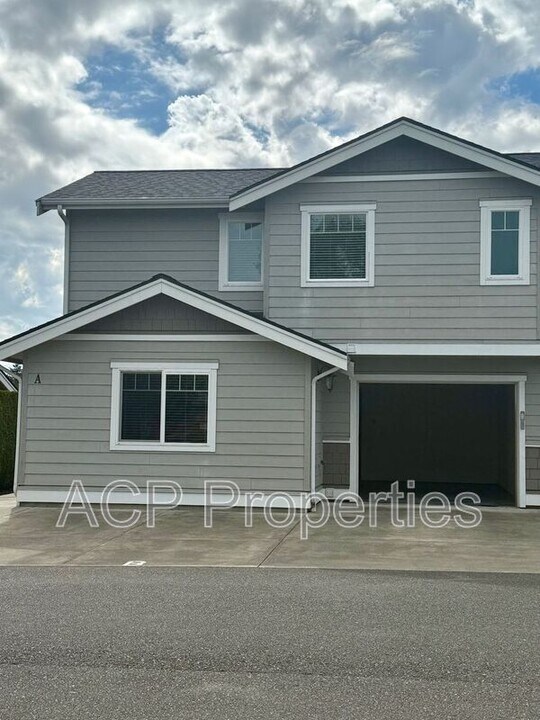 1729 Kok Rd in Lynden, WA - Building Photo