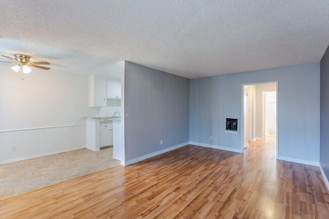 Buena Capri Apartments in Buena Park, CA - Foto de edificio - Interior Photo