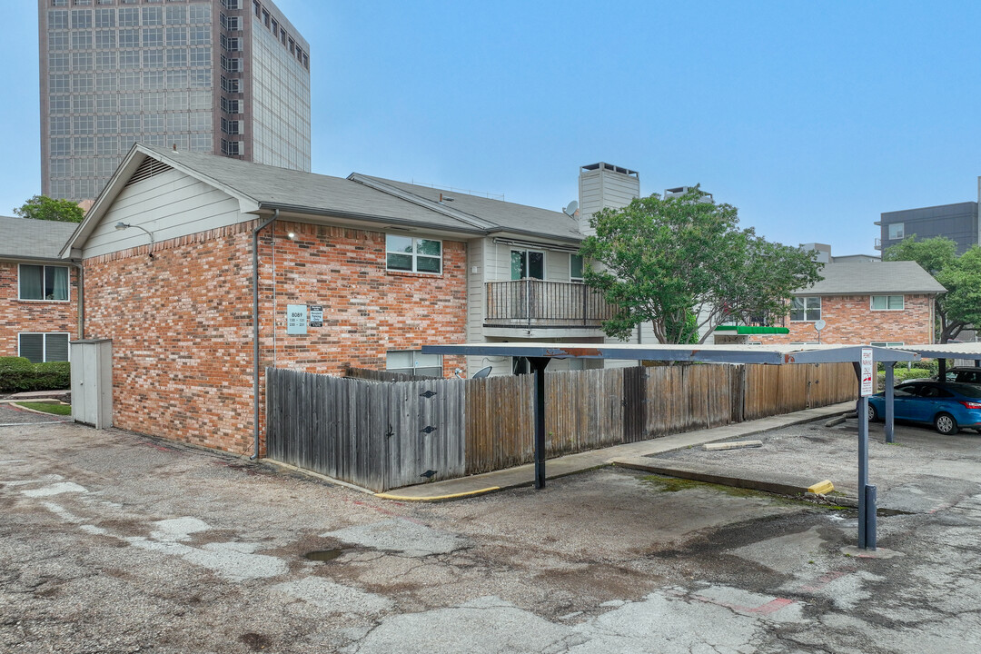 Meadows North Condominiums in Dallas, TX - Foto de edificio
