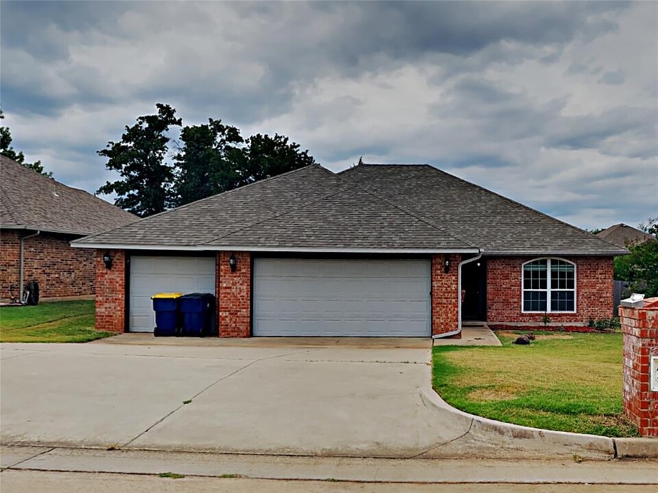 14370 Redvine Rd in Choctaw, OK - Building Photo