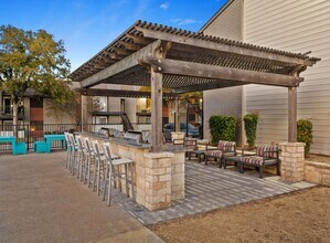 South Lamar Village in Austin, TX - Foto de edificio - Building Photo