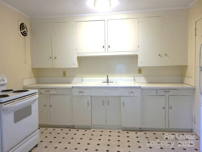 2245 Crescent Ave in Charlotte, NC - Building Photo - Building Photo