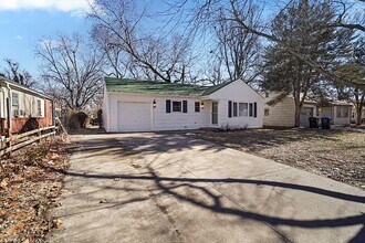 2412 SW Mission Ave in Topeka, KS - Building Photo - Building Photo