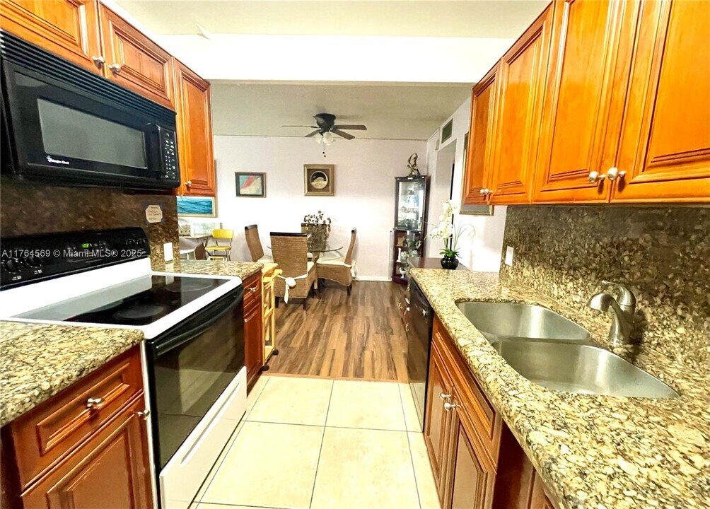 4031 Harwood D in Deerfield Beach, FL - Building Photo