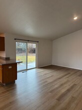 2136 NW Maple Tree Ct in Redmond, OR - Building Photo - Building Photo