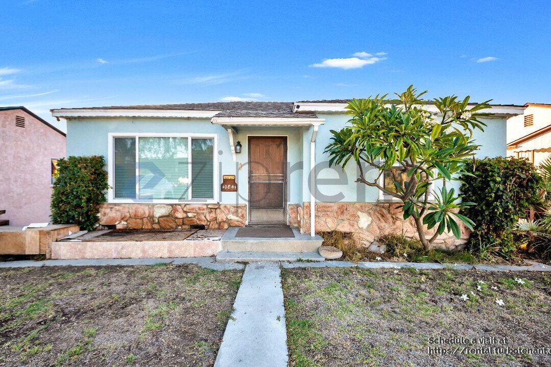 10841 Washington Ave in Lynwood, CA - Building Photo